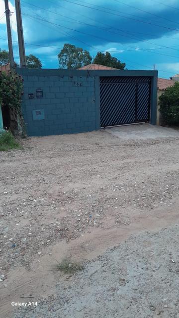 Fachada com portão pintado