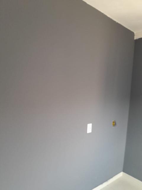 Parede interna pintada em cinza
