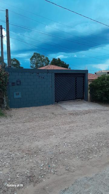 Fachada com portão basculante pintado