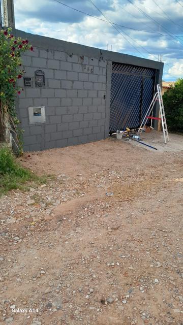 Muro e portão em obra