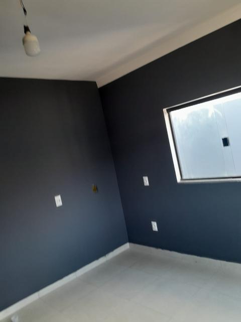 Quarto com parede cinza e porta