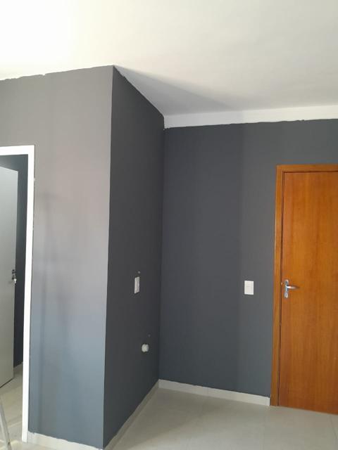 Sala pintada em cinza escuro