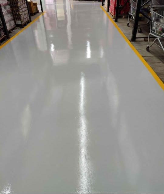 Piso industrial pintado em cinza