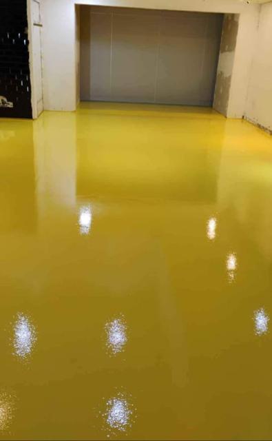 Piso pintado em amarelo