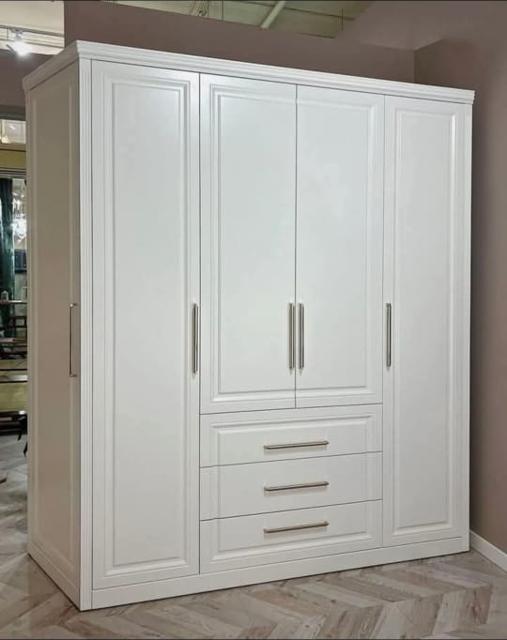 Guarda-roupa branco montado