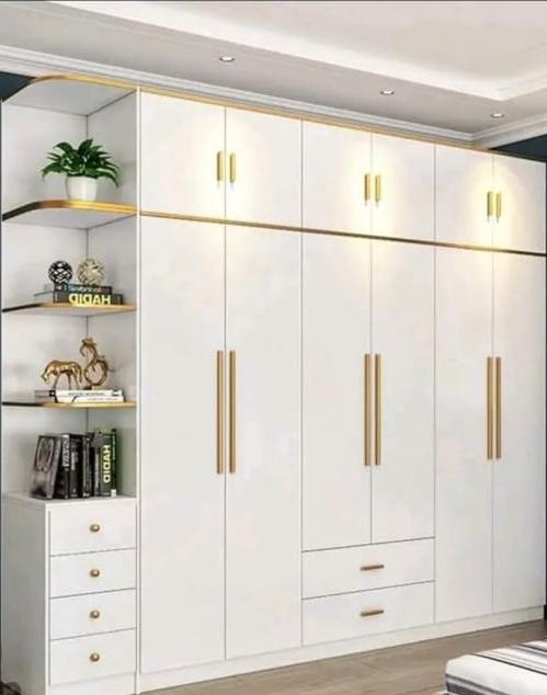 Guarda-roupa com portas brancas montado